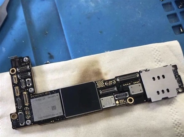iPhone 12主板曝光：造型更緊湊更細(xì)長 內(nèi)存有驚喜